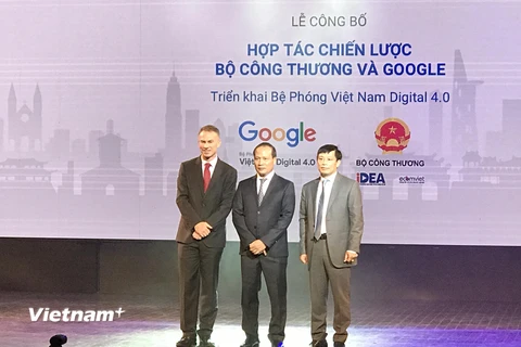 Lãnh đạo Bộ Công Thương và đại diện Google tại lễ công bố hợp tác mở rộng chương trình Bệ Phóng Việt Nam Digital 4.0. (Ảnh: Đức Duy/Vietnam+)