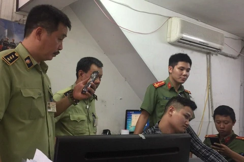 Lực lượng chức năng đang kiểm tra cửa hàng kinh doanh điện thoại di động số tại địa chỉ số 27 Trần Bình, Cầu Giấy. (Ảnh: dms.gov.vn)