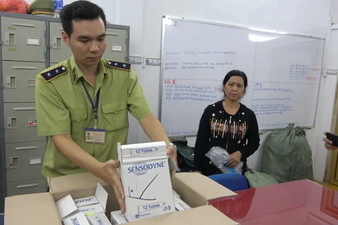 Lực lượng Quản lý thị trường đang kiểm tra lô sản phẩm kem đánh răng Sensodyne. (Ảnh: dms.gov.vn)