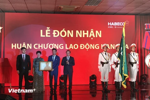 Nhà máy Bia Hà Nội - Mê Linh vinh dự đón Huân chương lao động hạng 3 do Chủ tịch nước trao tặng. (Ảnh: Đức Duy/Vietnam+)