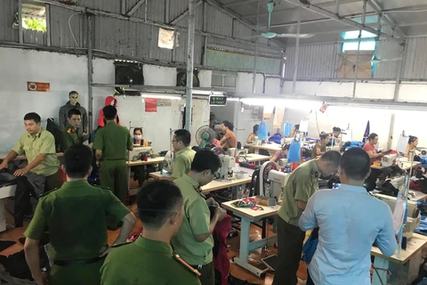 Lực lượng chức năng đã phát hiện hơn 900 chiếc áo thành phẩm cùng nhiều nguyên phụ liệu để sản xuất áo giả thương hiệu The North Face tại cơ sở ở Hưng Yên. (Ảnh: dms.gov.vn)