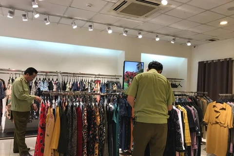 Lực lượng Quản lý thị trường Hà Nội kiểm tra cửa hàng kinh doanh thời trang thuộc Seven.Am. (Ảnh: Quản lý thị trường)