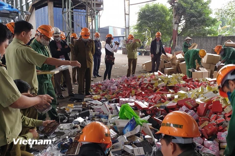 Lực lượng Quản lý thị trường Hà Nội tiến hành tiêu hủy 6 tấn hàng hóa vi phạm. (Ảnh: Đức Duy/Vietnam+)
