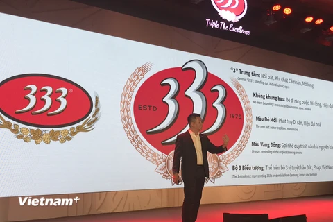 Logo mới của Bia 333 với điểm nhấn là tông màu đỏ hồng gợi lên cảm giác hiện đại, tân tiến. (Ảnh: Đức Duy/Vietnam+)