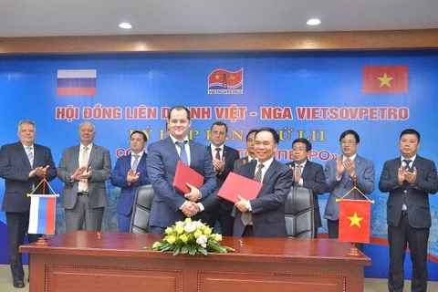 Các bên ký kết văn kiện Hội đồng kỳ họp 52. (Ảnh: PV/Vietnam+)