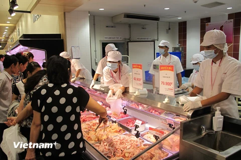 Nhiều doanh nghiệp cam kết đảm bảo bình ổn giá thịt lợn trong dịp Tết. (Ảnh: Đức Duy/Vietnam+)