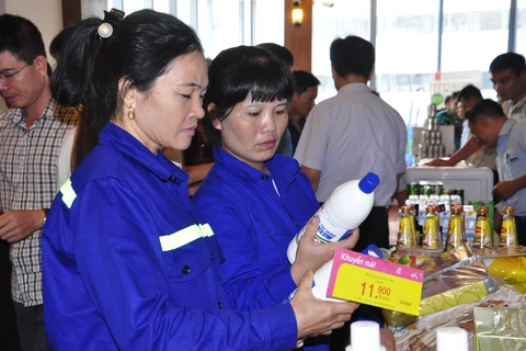 Công nhân mua sắm hàng Việt. (Ảnh: Đức Duy/Vietnam+)