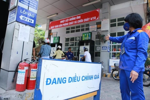 Một trong những cửa hàng xăng dầu thuộc Petrolimex chuẩn bị điều chỉnh giá. (Ảnh: Đức Duy/Vietnam+)