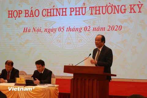 Bộ trưởng Chủ nhiệm Văn phòng Chính phủ Mai Tiến Dũng chủ trì phiên họp báo. (Ảnh: Đức Duy/Vietnam+)