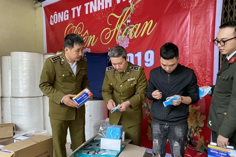 Lực lượng Quản lý thị trường kiểm tra sản phẩm khẩu trang tại Công ty Trách nhiệm hữu hạn Việt Hàn. (Ảnh: PV/Vietnam+)
