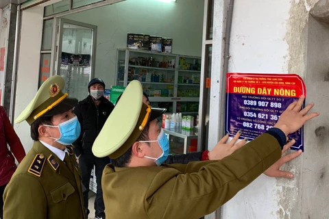 Cục Quản lý thị trường Lạng Sơn triển khai lắp trên 80 biển đường dây nóng tại các cửa hàng kinh doanh thuốc y dược. (Ảnh: PV/Vietnam+)