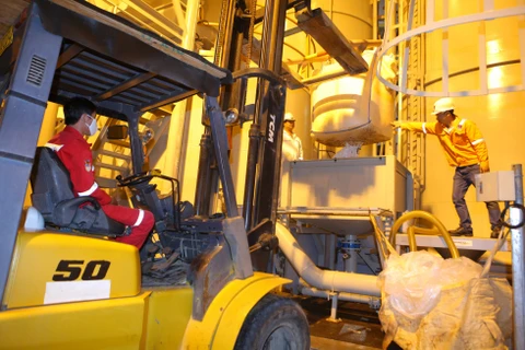 Kỹ sư DMC-WS thực hiện pha trộn hóa chất tại căn cứ hóa chất PVChem tại cảng Vietsovpetro. (Ảnh: PV/Vietnam+)