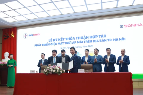 Lễ Ký kết thỏa thuận hợp tác giữa Tập đoàn Sơn Hà và EVN HANOI về phát triển điện Mặt Trời áp mái. (Ảnh: PV/Vietnam+)