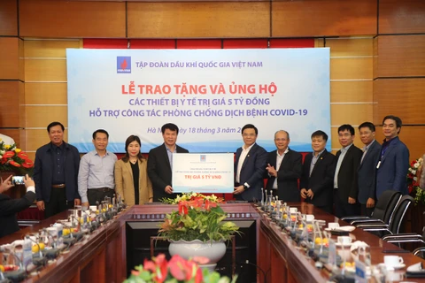 Lãnh đạo PVN trao tặng thiết bị y tế trị giá 5 tỷ đồng cho lãnh đạo Bộ Y tế. (Ảnh: PV/Vietnam+)