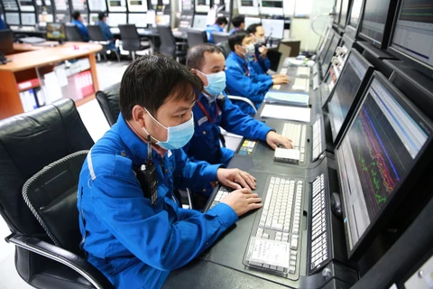 Kỹ sư vận hành tại phòng điều khiển Trung tâm Nhà máy Lọc dầu Dung Quất. (Ảnh: PV/Vietnam+)