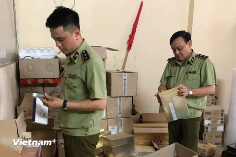Lực lượng Quản lý thị trường Hà Nội kiểm tra mỹ phẩm. (Ảnh: PV/Vietnam+)
