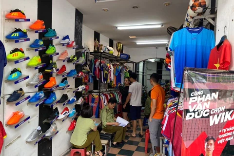 Quản lý thị trường Hà Nội kiểm tra một số cửa hàng kinh doanh đồ thể thao. (Ảnh: PV/Vietnam+)