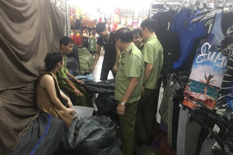 Lực lượng Quản lý thị trường kiểm tra hàng hóa tại địa bàn xã Ninh Hiệp, huyện Gia Lâm, Hà Nội. (Ảnh: PV/Vietnam+)