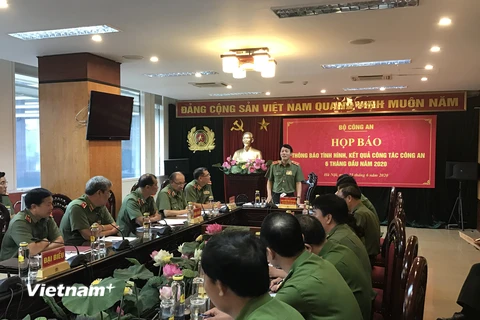 Trung tướng Lương Tam Quang, Thứ trưởng Bộ Công an đang trao đổi với báo chí. (Ảnh: Đức Duy/Vietnam+)