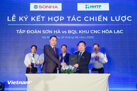 Tập đoàn Sơn Hà ký kết với Ban Quản lý Khu Công nghệ cao Hoà Lạc về phát triển điện mặt trời áp mái. (Ảnh: PV/Vietnam+)