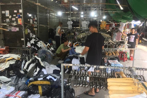 Lực lượng Quản lý thị trường Hà Nội kiểm tra hàng hóa tại xã Ninh Hiệp. (Ảnh: PV/Vietnam+)