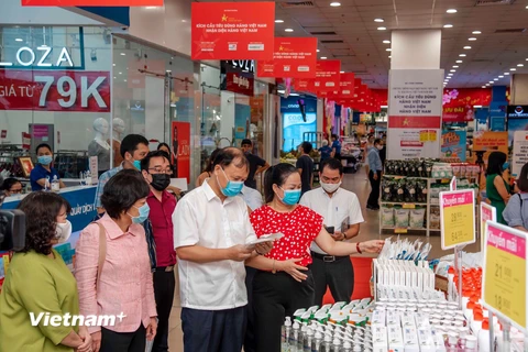Thứ trưởng Đỗ Thắng Hải kiểm tra khả năng cung ứng và dự trữ hàng thiết yếu tại một số siêu thị trên địa bàn Hà Nội. (Ảnh: Đức Duy/Vietnam+)