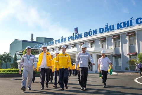 Đoàn công tác của Thường trực Ban Bí thư đến thăm Nhà máy Đạm Cà Mau. (Ảnh: PV/Vietnam+)