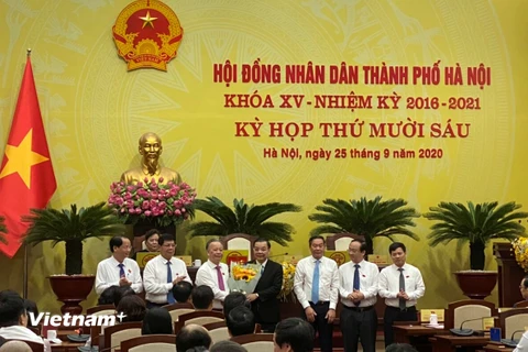 Các đại biểu tặng hoa chúc mừng ông Chu Ngọc Anh trúng cử chức Chủ tịch Ủy ban nhân dân thành phố Hà Nội nhiệm kỳ 2016-2021. (Ảnh: Xuân Quảng/Vietnam+)