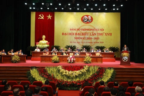 Hà Nội rực rỡ cờ hoa chào mừng Đại hội Đảng bộ thành phố lần thứ XVII. (Ảnh: TTXVN)