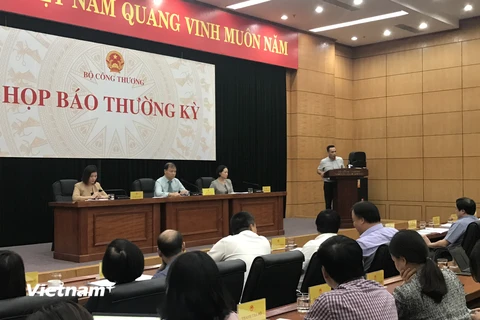 Ông Hoàng Anh Tuấn thông tin tại phiên họp báo ngày 16/10 của Bộ Công Thương. (Ảnh: Đức Duy/Vietnam+)