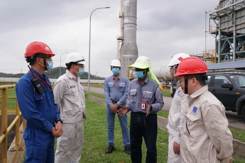 Tổng Giám đốc BSR Bùi Minh Tiến (thứ hai bên trái) trao đổi với các chuyên gia O&M về công tác phòng, chống bão. (Ảnh: Vietnam+)