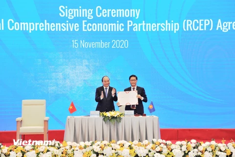 Thủ tướng Nguyễn Xuân Phúc và Bộ trưởng Bộ Công Thương Trần Tuấn Anh tại Lễ ký kết Hiệp định RCEP. (Ảnh: Đức Duy/Vietnam+)