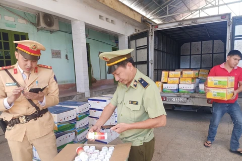 Lực lượng liên ngành tỉnh Lạng Sơn phối hợp kiểm tra xe chở thuốc bảo vệ thực vật. (Ảnh: Vietnam+)