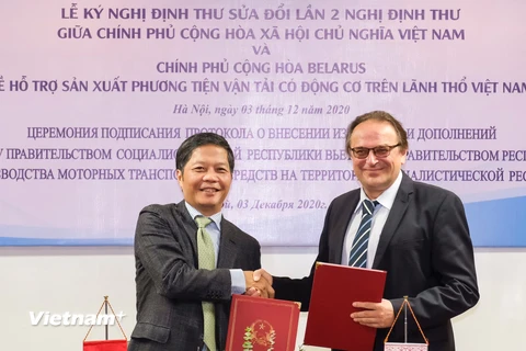 Bộ trưởng Trần Tuấn Anh và Đại sứ Vladimir Goshin tại Lễ ký kết nghị định thư về hỗ trợ sản xuất phương tiện vận tải có động cơ trên lãnh thổ Việt Nam. (Ảnh: Đức Duy/Vietnam+)