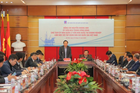 Chủ tịch Ủy ban quản lý vốn nhà nước Nguyễn Hoàng Anh làm việc với PetroVietnam. (Ảnh: Vietnam+)