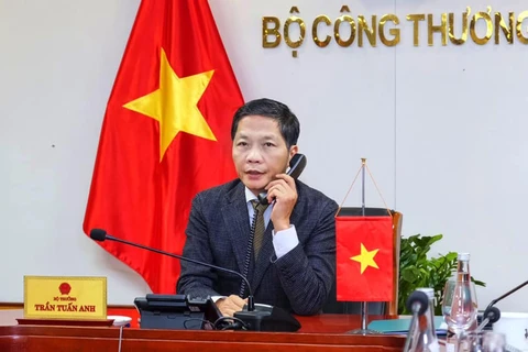 Đêm 7/1 giờ Việt Nam, Bộ trưởng Trần Tuấn Anh điện đàm với Trưởng đại diện Thương mại Mỹ (USTR) Robert Lighthizer để trao đổi về các vấn đề kinh tế, thương mại song phương giữa hai nước. (Ảnh: Vietnam+)