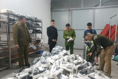 Lực lượng chức năng kiểm tra hàng hóa tại cửa hàng AE Shop Việt Nam, đường Cao Lỗ, thị trấn Đông Anh, Hà Nội. (Ảnh: Vietnam+)
