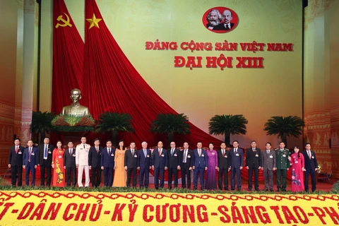 Thủ tướng Chính phủ Nguyễn Xuân Phúc chụp ảnh chung với Đoàn đại biểu Đảng bộ tỉnh Tuyên Quang. (Ảnh: TTXVN)