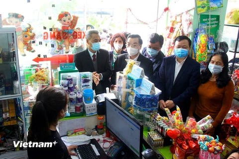 Chủ tịch Ủy ban nhân dân thành phố Hà Nội Chu Ngọc Anh kiểm tra công tác phòng, chống COVID-19. (Ảnh: PV/Vietnam+)