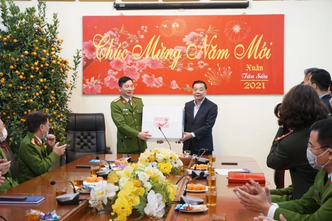 Chủ tịch Ủy ban nhân dân thành phố Hà Nội Chu Ngọc Anh đến thăm và làm việc với phòng Cảnh sát hình sự. (Ảnh: Vietnam+)