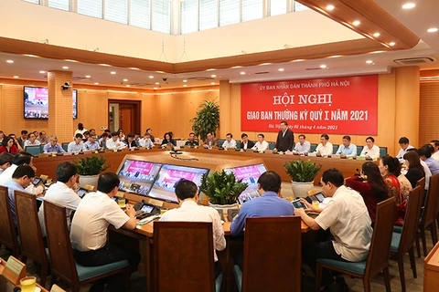 Chủ tịch Ủy ban nhân dân thành phố Hà Nội Chu Ngọc Anh họp giao ban với các đơn vị. (Ảnh: PV/Vietnam+)