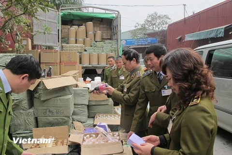 Lực lượng 389 Hà Nội đẩy mạnh kiểm tra, kiểm soát thị trường. (Ảnh: Đức Duy/Vietnam+)