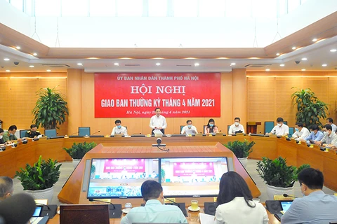 Chủ tịch Ủy ban nhân dân thành phố Hà Nội Chu Ngọc Anh chủ trì họp giao ban với các đơn vị. (Ảnh: PV/Vietnam+)