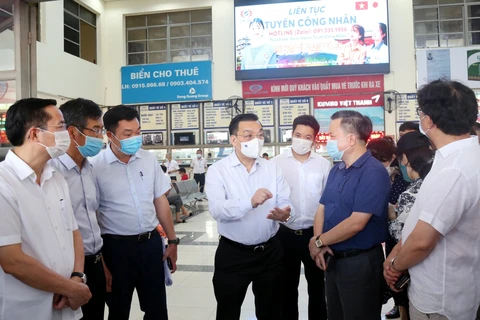 Chủ tịch Ủy ban nhân dân thành phố Hà Nội Chu Ngọc Anh kiểm tra công tác phòng, chống COVID-19. (Ảnh: PV/Vietnam+)