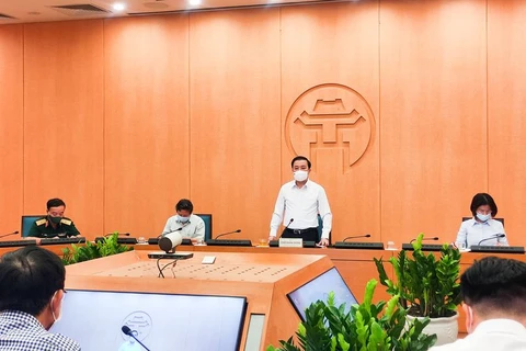 Ông Chử Xuân Dũng, Phó Chủ tịch Ủy ban nhân dân thành phố Hà Nội chỉ đạo về công tác phòng chống dịch bệnh chiều 7/5. (Ảnh: PV/Vietnam+)