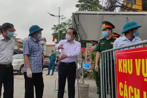 Ông Chử Xuân Dũng, Phó Chủ tịch Ủy ban nhân dân thành phố Hà Nội kiểm tra công tác phòng chống dịch bệnh trên địa bàn huyện Thường Tín. (Ảnh: PV/Vietnam+)