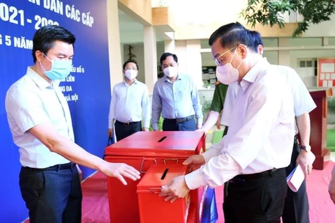Chủ tịch thành phố Hà Nội kiểm tra công tác bầu cử. (Ảnh: PV/Vietnam+)