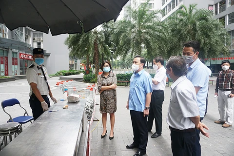 Ông Chử Xuân Dũng, Phó Chủ tịch Ủy ban nhân dân thành phố Hà Nội kiểm tra thực tế tại Tòa Park 11, Times City. (Ảnh: PV/Vietnam+)