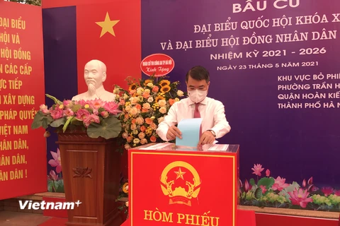 Bí thư Trung ương Đảng, Chánh Văn phòng Trung ương Lê Minh Hưng thực hiện bỏ phiếu tại Khu vực bỏ phiếu số 3, phường Trần Hưng Đạo. (Ảnh: Xuân Quảng/Vietnam+)