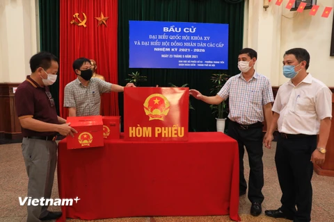 Các khu vực bỏ phiếu trên địa bàn thành phố Hà Nội được bố trí khang trang và khoa học, đảm bảo tổ chức thành công cuộc bầu cử vào ngày 23/5. (Ảnh: Xuân Quảng/Vietnam+)